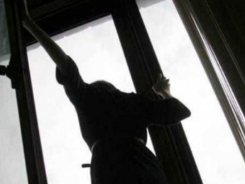 Многодетная мать выпрыгнула из окна 9-го этажа и выжила: детали шокирующего происшествия в Ровно