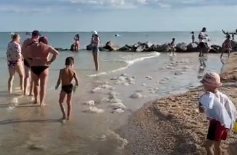 Курортники в Кирилловке устраивают фотосессии с медузами и строят из них замки (видео)