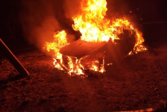 Под Мелитополем ночью дотла сгорел Мерседес (фото)