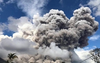 Вулкан Синабунг выбросил гигантское облако пепла (видео)