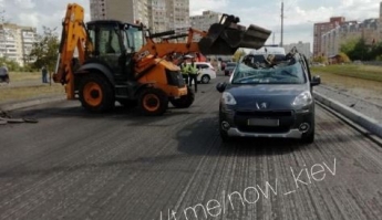 В Киеве трактор случайно разгромил авто - последствия показали на видео