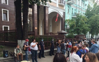 В Киеве у посольства Беларуси собираются люди