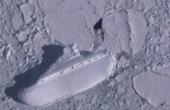 Возле побережья Антарктиды заметили ледяной корабль - над этими кадрами ломает голову сеть