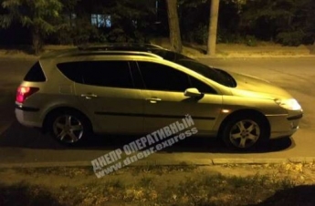 В Днепре на улице Савченко автомобиль Peugeot сбил 19-летнего парня: фото