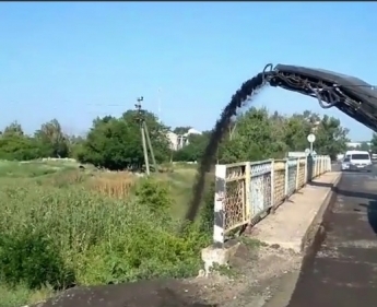 В Запорожской области рассчитывают сумму убытков за сброс асфальта в реку