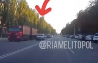 На центральном проспекте в Мелитополе "заблудился" зерновоз (видео)