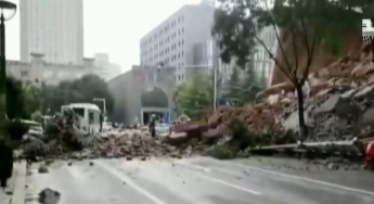 В Китае рухнула 20-метровая стена (видео)