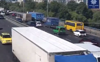В Киеве маршрутка на Северном мосту потеряла колеса: происшествие попало на видео