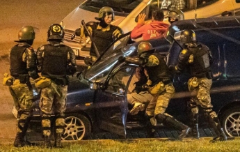 Расстреливали на остановках и вытаскивали из авто: видео и фото жесткой ночи в Беларуси