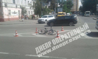В Днепре на Успенской площади микроавтобус сбил велосипедиста: парня госпитализировали (Видео момента ДТП)