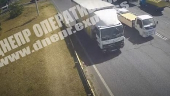 В Днепре на Полтавском шоссе молоковоз врезался в фуру: видео момента ДТП