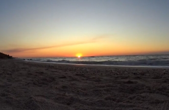 В сети показали необычный восход солнца над морем в Кирилловке (видео)