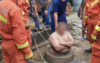 В Китае полный мужчина прыгнул в колодец и застрял (видео)