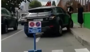 В Киеве водитель отличился "героической" парковкой возле супермаркета (видео)