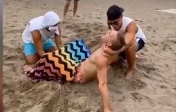 Парень "родил" двойню прямо на пляже - видео вызвало в сети гнев и улыбки