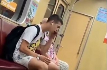 Пенсионер устроил "схватку" с парнем из-за маски в метро - разборки попали на видео