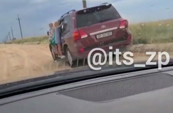 В Кирилловке водитель джипа устроил смертельно опасные развлечения с детьми (видео)