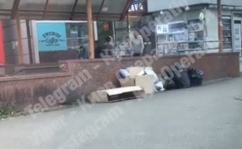 В Киеве наглых воровок поймали на "горячем" и жестко проучили - охотились на жертв в подземке (видео)