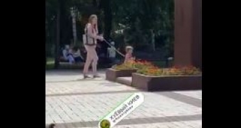 В Киеве женщина "выгуливала" маленького ребенка на поводке - видео озадачило сети