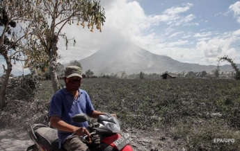 В Индонезии активизировался вулкан Синабунг (фото)
