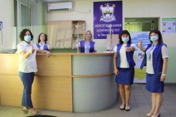 В Мелитополе в админцентре устанавливают защитные экраны от коронавируса (фото)