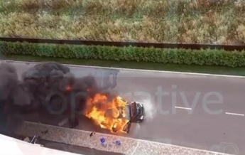 В Киеве во время движения загорелся Mercedes (видео)