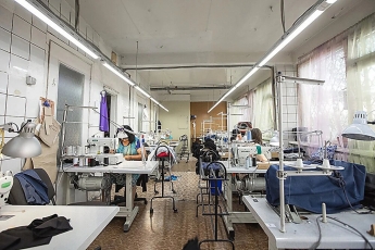В Одессе в швейном цеху выявили 25 нелегалов из Вьетнама – девятерых отправили на карантин из-за высокой температуры