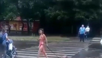 В Запорожье девушка в купальнике разгуливала по улице и приставала к мужчинам (ВИДЕО 18+)