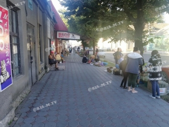 В Мелитополе пенсионеры с утра занимают места под церковью с букетами-оберегами - сколько стоит (фото)