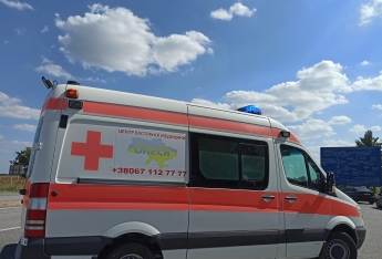 В сети появилось видео, как по Запорожской трассе скорая экстренно больных перевозит