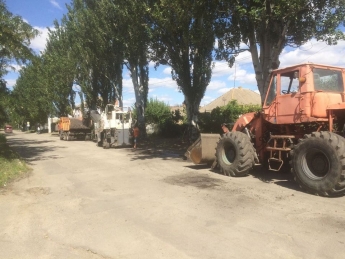 На окраинах Мелитополя ремонтируют разбитые дороги (фото)