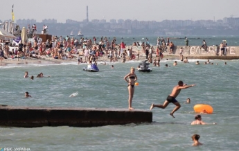 В Одессе море затянуло нефтяной пленкой: люди продолжают купаться