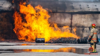 В Днепре на Старокодакской полыхают склады: дымом затянуло всю улицу (фото и видео)
