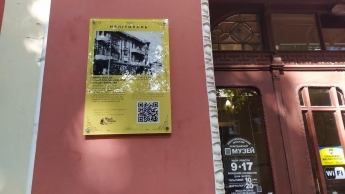 В Мелитополе на зданиях появились желтые таблички