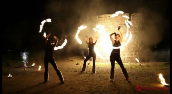 В Одессе во время фаер-шоу у девушки загорелось лицо (видео 18+)