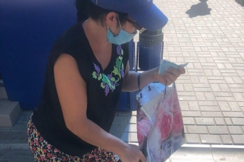 В Мелитополе опознали женщину, которая просит деньги, изображая инвалида (фото)
