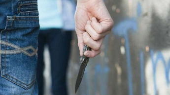 В Павлограде мужчина ударил ножом знакомого: парня госпитализировали