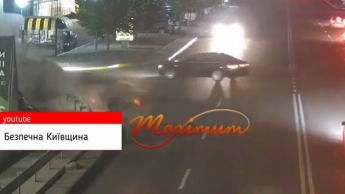 Появилось видео момента ДТП под Киевом, где водитель врезался в отбойник и перевернулся на крышу