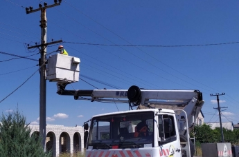 В Мелитополе на окраинных улицах устанавливают современные LED-светильники (фото, видео)