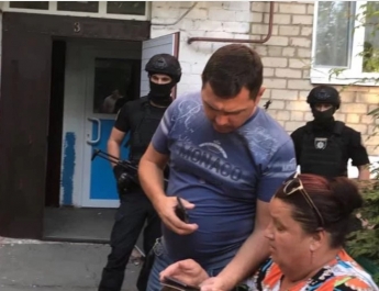 В Бердянске правоохранители взломали двери в квартире депутата горсовета (фото)