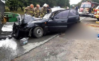 На Прикарпатье авто на скорости влетело в трактор - три человека погибли на месте (фото)