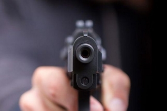 В Днепропетровской области пьяный мужчина открыл стрельбу по детям