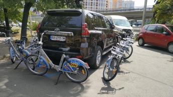 Водитель отличился в Киеве уникальной парковкой - велосипедисты в "восторге" (фото)