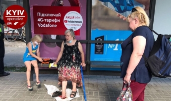 В Киеве водитель маршрутки протянул пенсионерку по асфальту, зажав ее дверями (фото, видео)