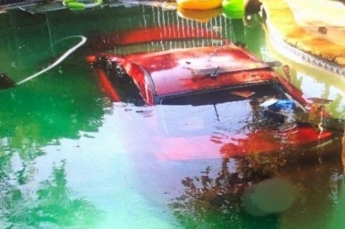 Пьяный водитель припарковал машину в бассейне