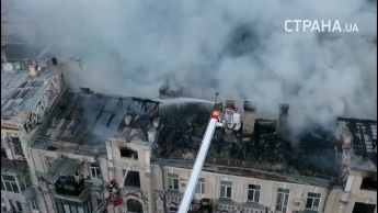 В Киеве разгорелся пожар в 4-этажном жилом доме, огонь перекинулся на крышу
