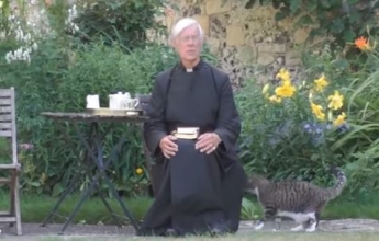 Кот нагло "ограбил" священника во время прямого эфира - это видео сделало его "звездой"