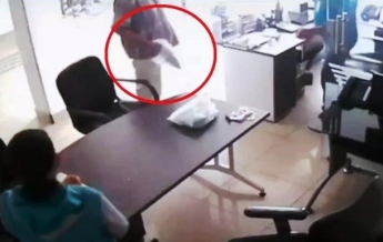"Вооруженный" бананом колумбиец пытался ограбить похоронное бюро (видео)