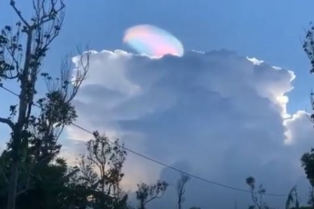 Женщина заметила в небе невероятное явление - видео "радужного облака" удивило многих (видео)