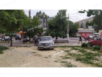В Мелитополе торговец-нелегал пытался задавить сотрудников исполкома (фото)